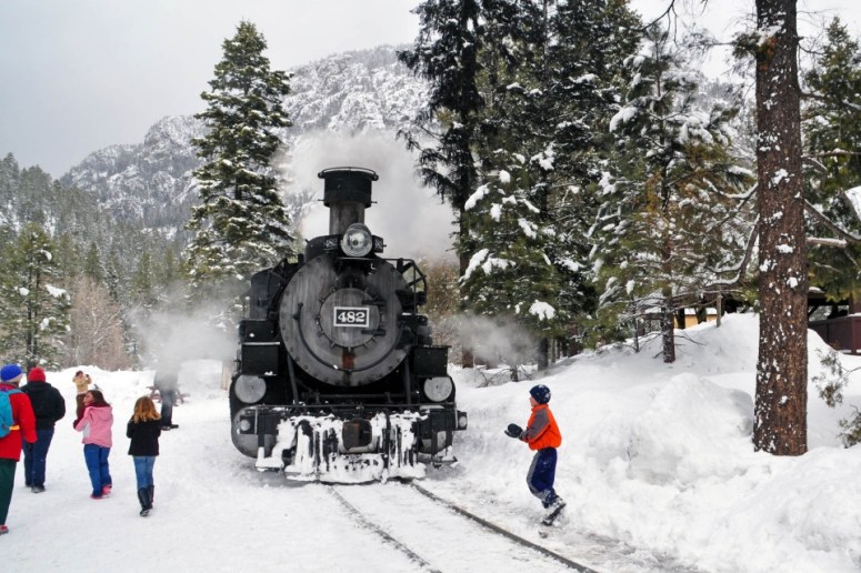 Kids train snow CCY web